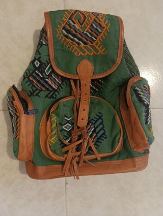 Mochila verde y marrón con bordados