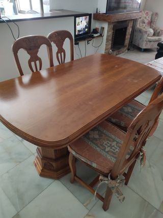 Mesa de comedor y 6 sillas de madera