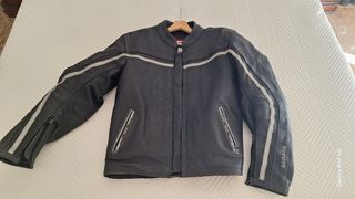 Chaqueta de cuero motorista negra. Moto, trail.