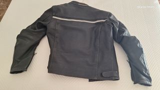 Chaqueta de cuero motorista negra. Moto, trail.