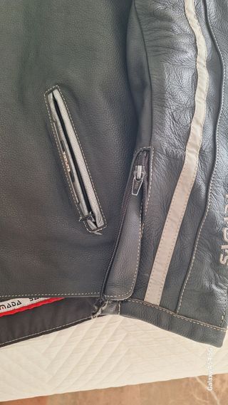 Chaqueta de cuero motorista negra. Moto, trail.