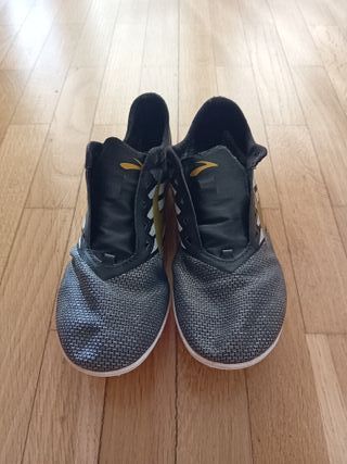 Brooks ELMN8 V4 Clavos Talla 44