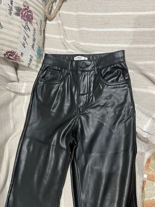 Pantalones efecto piel Pull&Bear negros