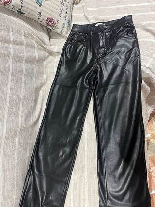 Pantalones efecto piel Pull&Bear negros