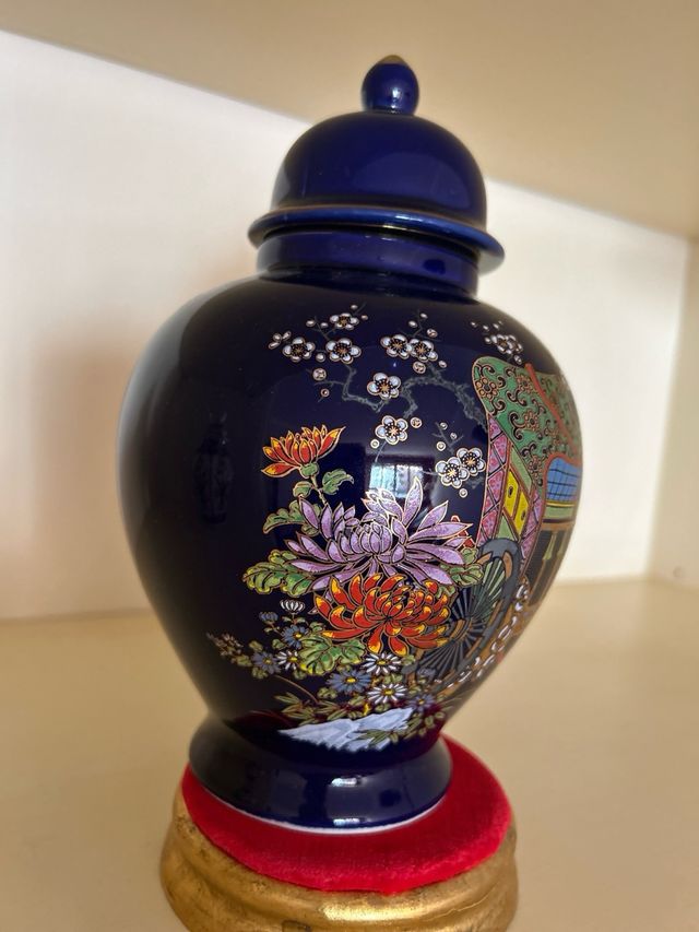 Jarrón de porcelana azul con flores y carro