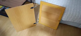 2 Puertas de estantería de madera.