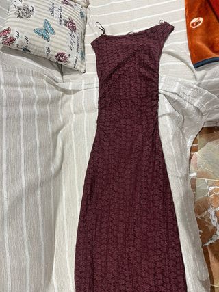 Vestido rojo de encaje asimétrico