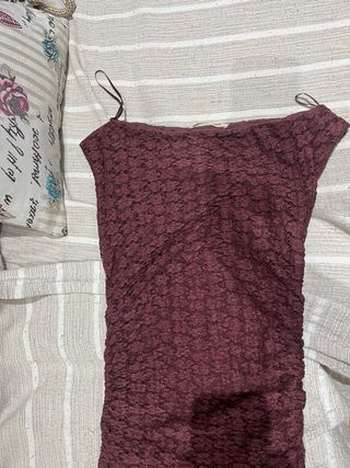 Vestido rojo de encaje asimétrico
