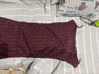 Vestido rojo de encaje asimétrico