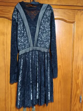 Vestido corto encaje negro