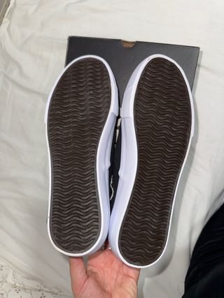 Zapatos negros con cordones blancos