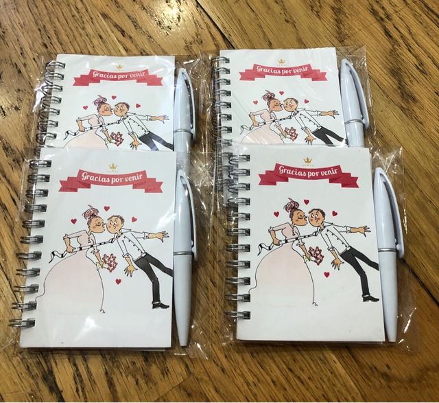 90 quaderni per matrimoni con design di sposi che si baciano