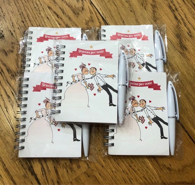 90 quaderni per matrimoni con design di sposi che si baciano