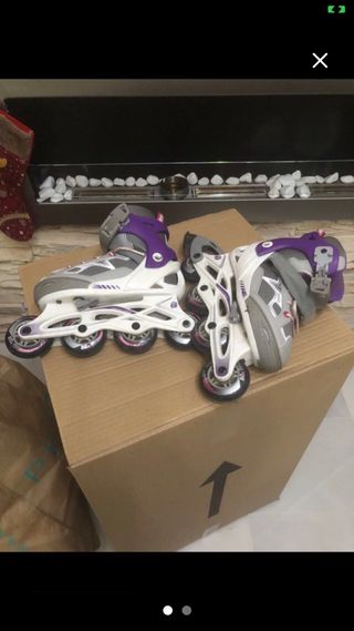 Patines en línea morados y blancos