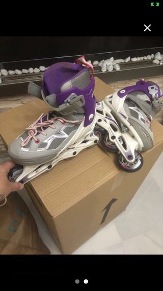 Patines en línea morados y blancos