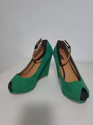 Zapatos de cuña verdes con pulsera