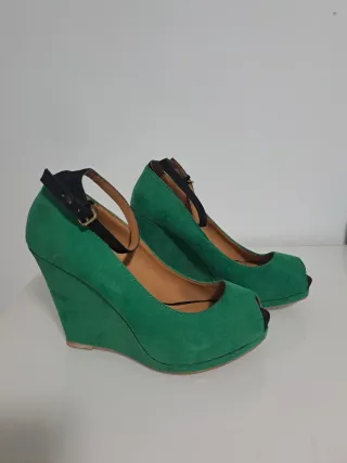 Zapatos de cuña verdes con pulsera