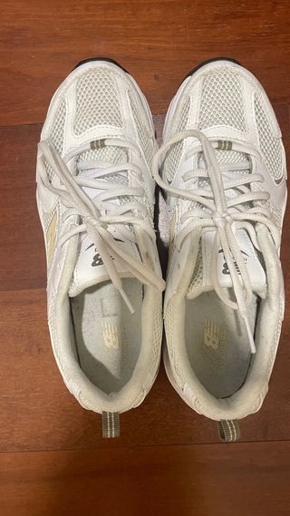Zapatillas New Balance 530 Mujer Beige/Blanco
