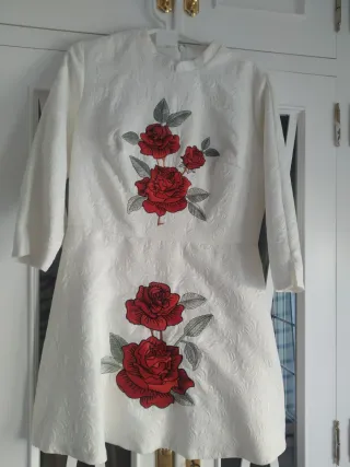 Vestido ChiChi London blanco con rosas rojas