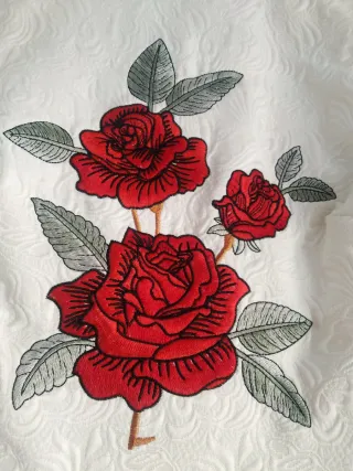 Vestido ChiChi London blanco con rosas rojas