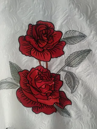 Vestido ChiChi London blanco con rosas rojas