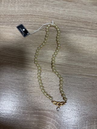 Collar de perlas con colgante dorado