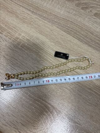 Collar de perlas con colgante dorado