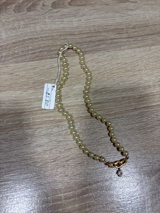 Collar de perlas con colgante dorado