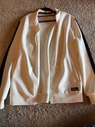 Sudadera blanca con rayas negras
