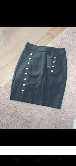 Falda polipiel negra. Nueva