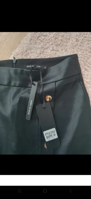 Falda polipiel negra. Nueva