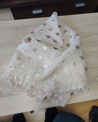 Fular beige con topos dorados
