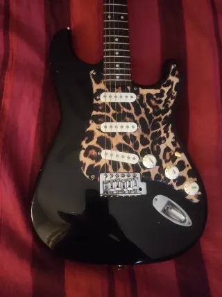Guitarra Eléctrica Squier Affinity Leopardo