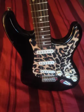 Guitarra Eléctrica Squier Affinity Leopardo