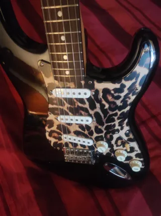 Guitarra Eléctrica Squier Affinity Leopardo