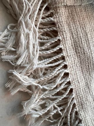 Manta de algodón beige con flecos de Mango