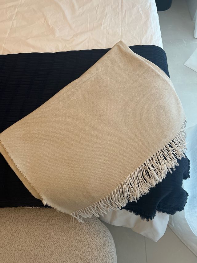 Manta de algodón beige con flecos de Mango