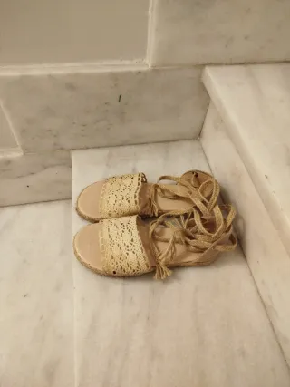 Sandalias beige con cordones