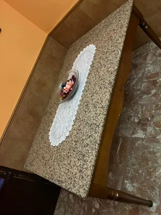 Mesa de comedor con piedra y madera