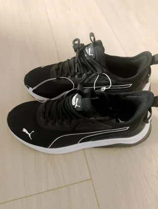 Zapatillas Puma Negras y Blancas
