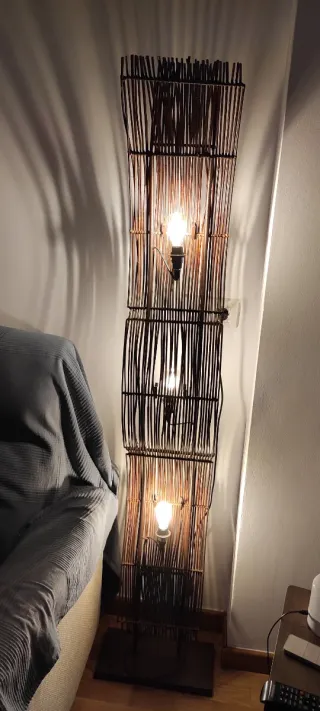 Lámpara de pie de bambú y madera