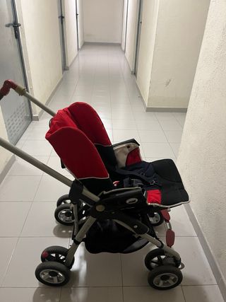 Carrito de bebé rojo y negro en