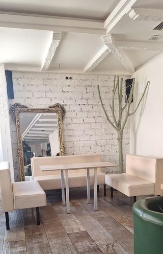 Panche bianche e marroni (divani) 50€ ciascuna 