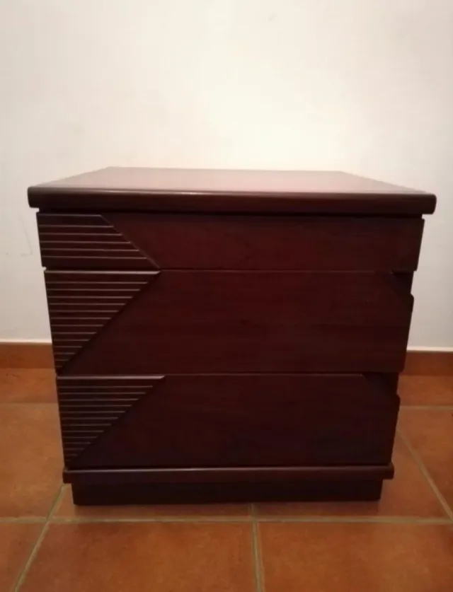 Mesitas de noche de madera.