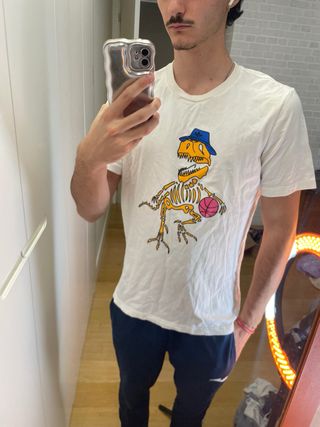 Camiseta Adidas Blanca Dinosaurio Baloncesto