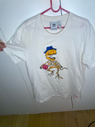 Camiseta Adidas Blanca Dinosaurio Baloncesto