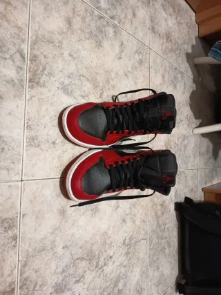 Zapatillas Jordan High Talla 44 Negras y Rojas.