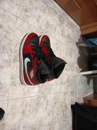 Zapatillas Jordan High Talla 44 Negras y Rojas.