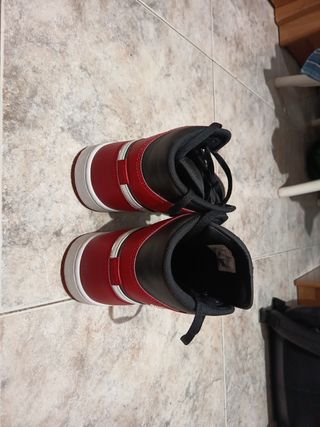 Zapatillas Jordan High Talla 44 Negras y Rojas.