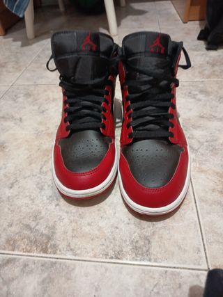 Zapatillas Jordan High Talla 44 Negras y Rojas.